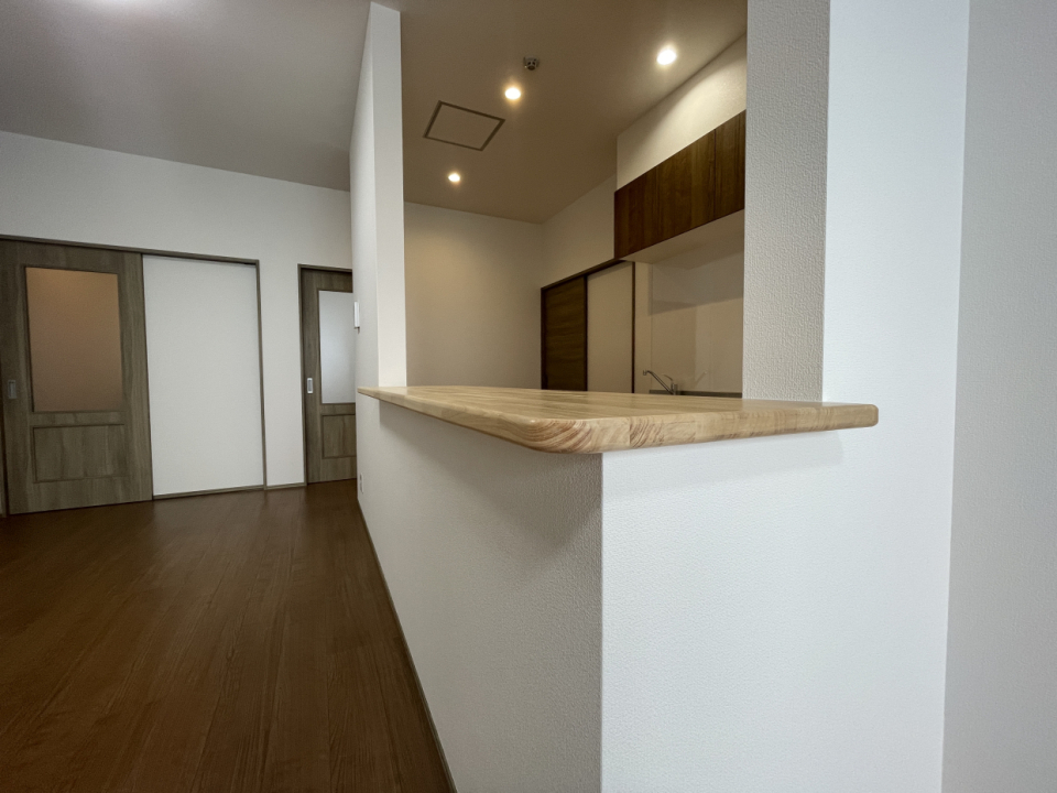 控えめカウンター幅。キッチン雑貨を飾って。