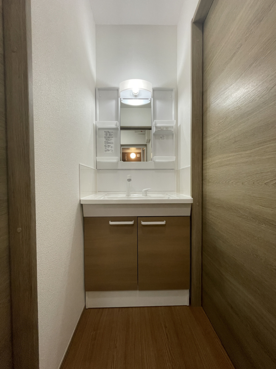 洗面台も木で統一。