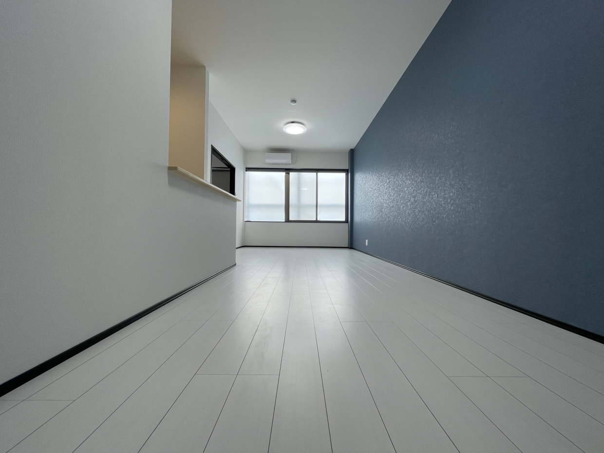 縦に長く、天井も高いLDK。