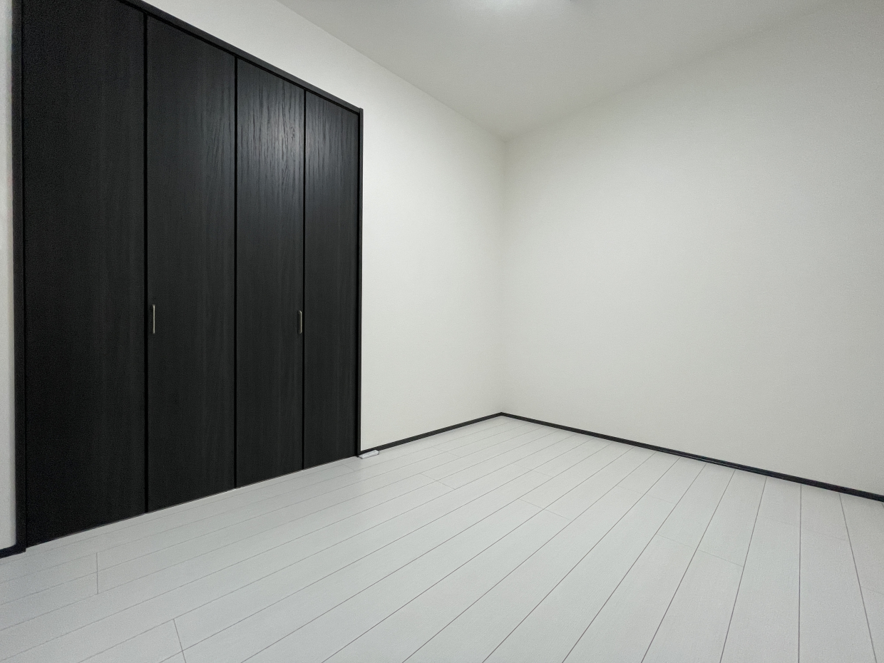 こちらの洋室にも収納アリ。書斎にしましょう。