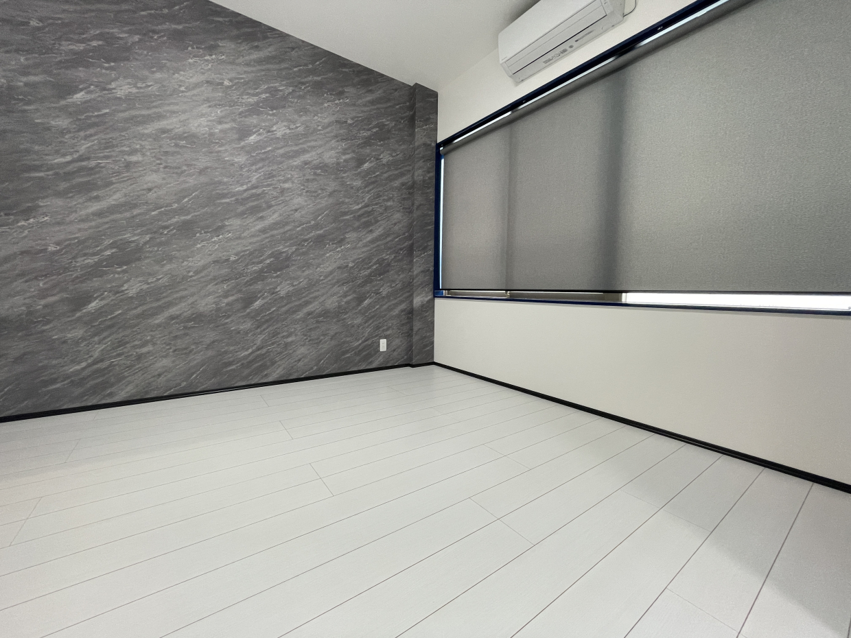 全ての窓にロールカーテン付いてます。