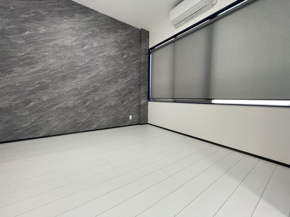 全ての窓にロールカーテン付いてます。