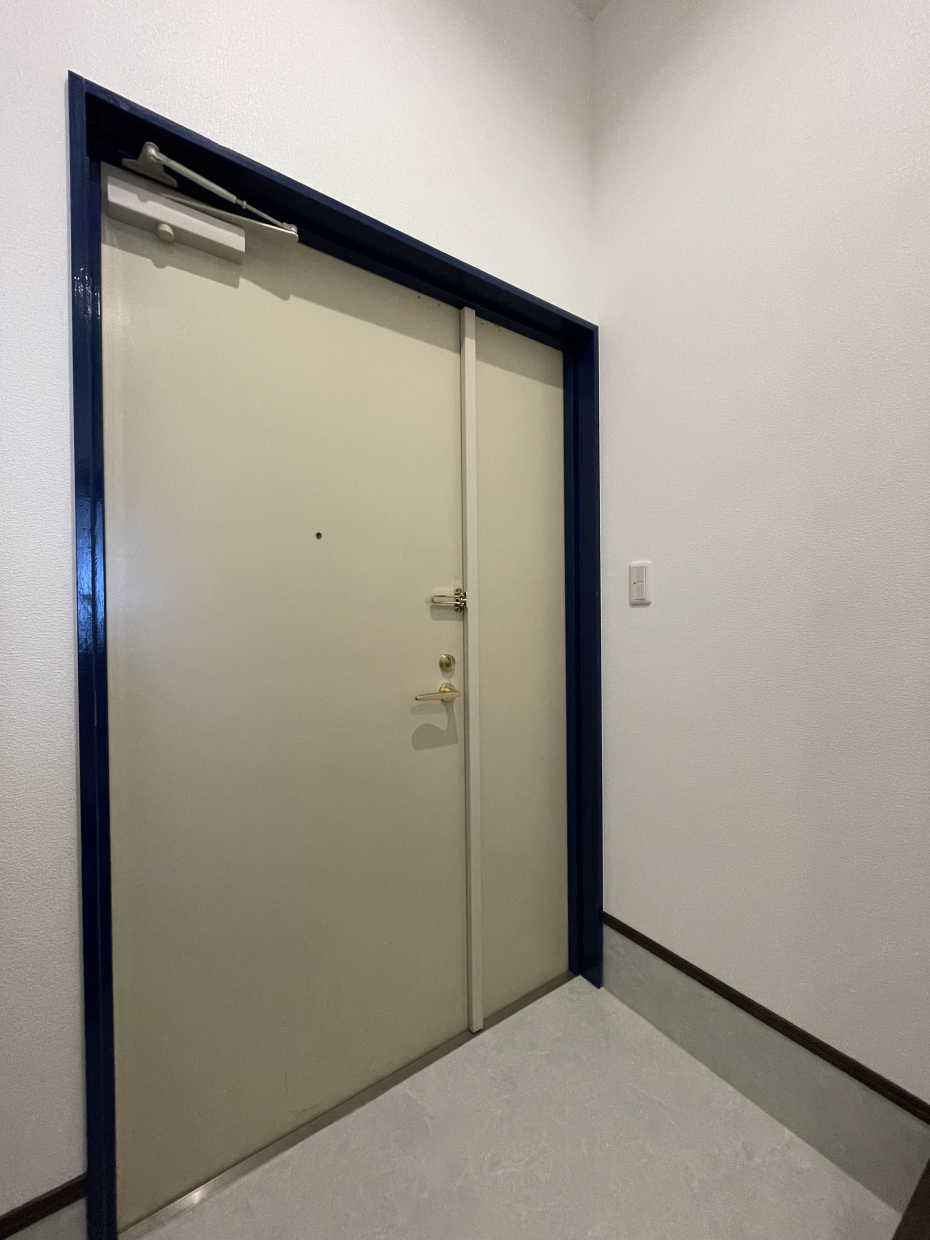 ドアがなんか、事務所感すごいけど！