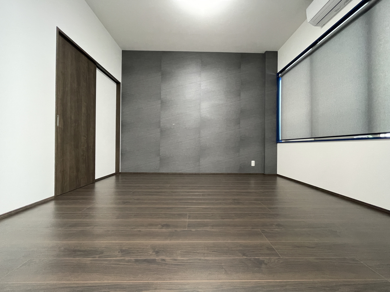 グレーのロールカーテン付いてるの珍しいですね。