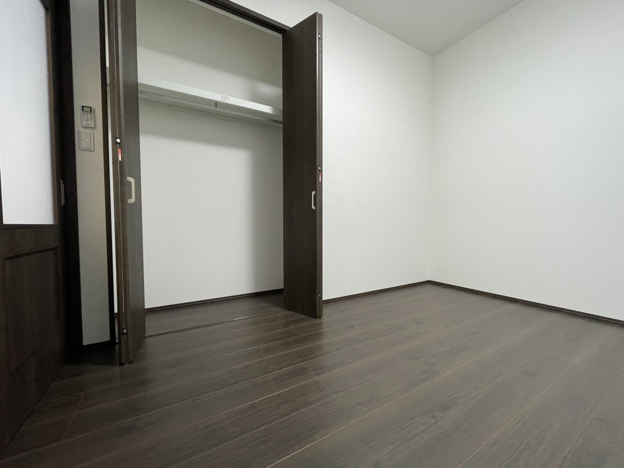 こちらは、窓もないし、リモート部屋かな。