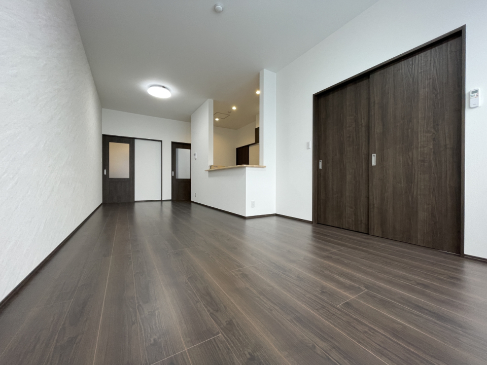 シックブラウンは心を落ち着かせるカラー。