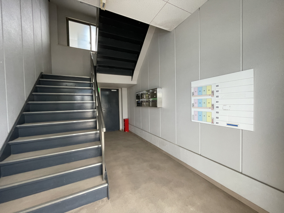 ビル階段で3階へどうぞ～