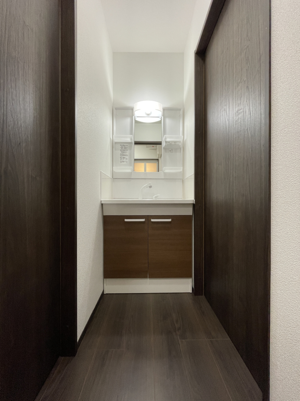 すっぽりハマった洗面台もデザイン統一で。