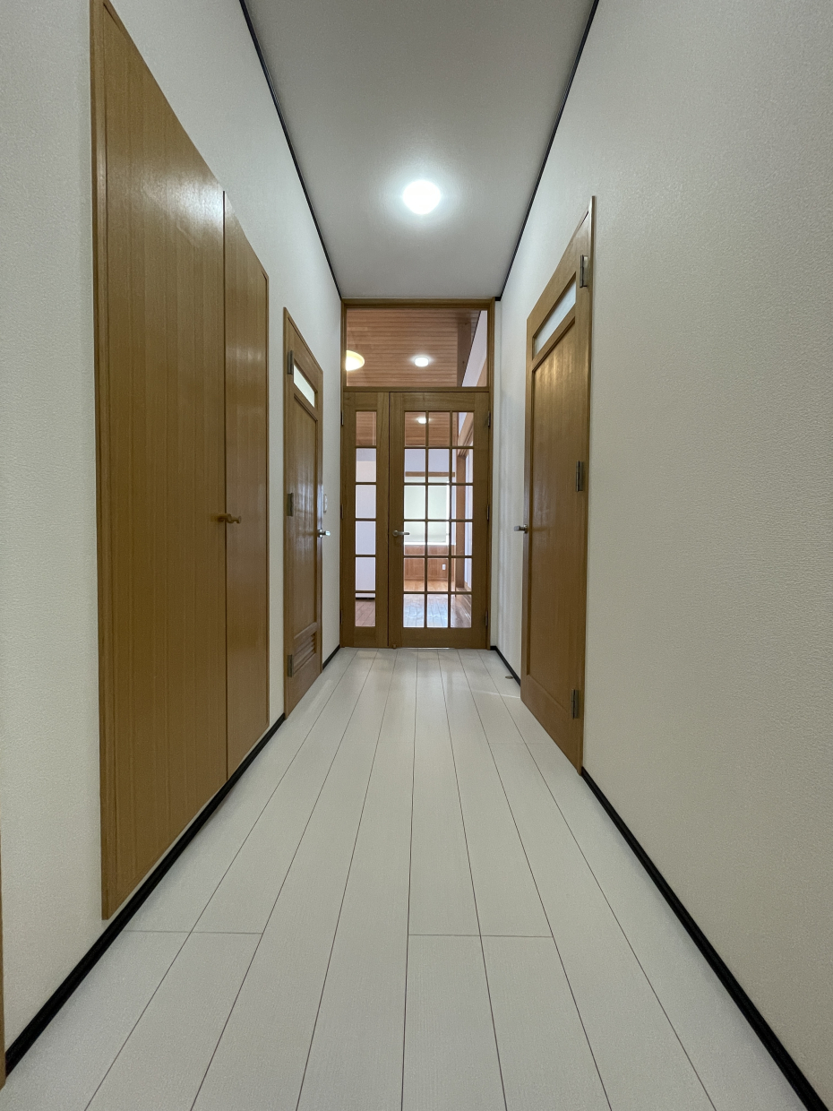 木の建具がいい感じです。