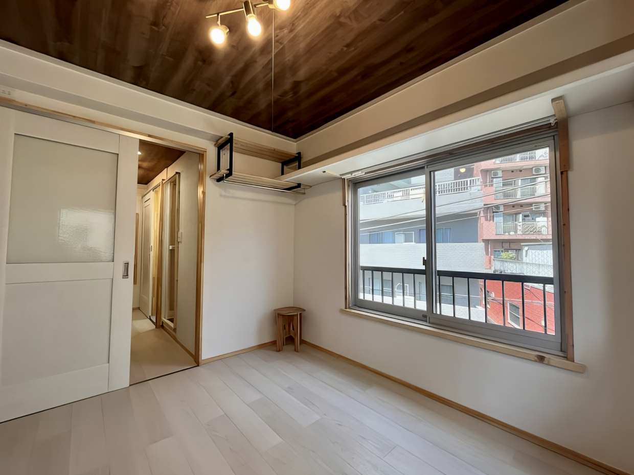 木の縁取りや白塗りの引き戸がかわいらしい印象