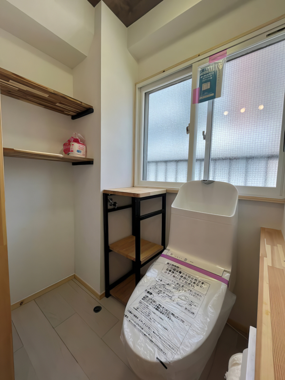 広いトイレと思いきや、、