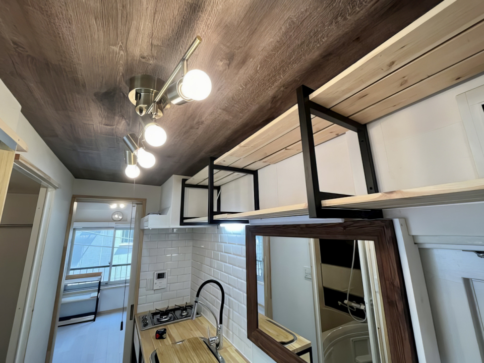 廊下のキッチンから玄関まで続く、すのことアイアンの収納