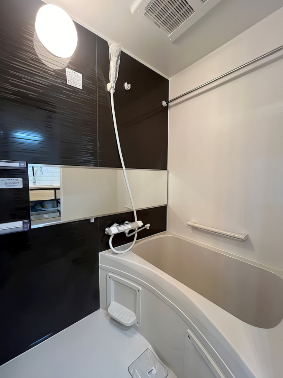 横長い鏡付きの浴室