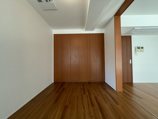 エアコンは天井埋め込みタイプ。壁がすっきりしますね。