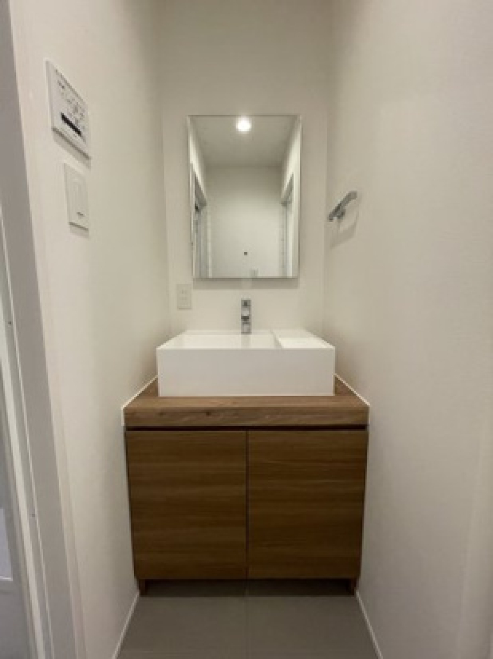 水回りも雰囲気のあるダークなウッド調で統一されています