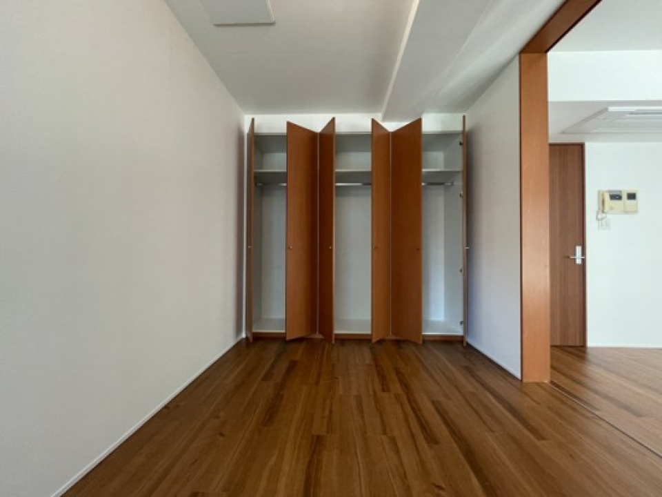 クローゼットは観音開きのタイプが壁一面に配置されています