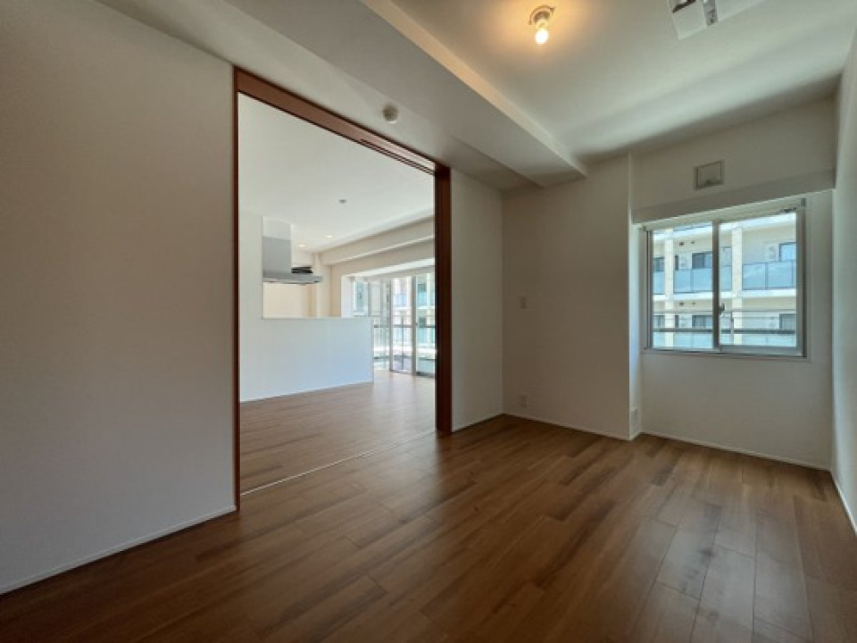 寝室はダブルベッドとデスクも置けそうです