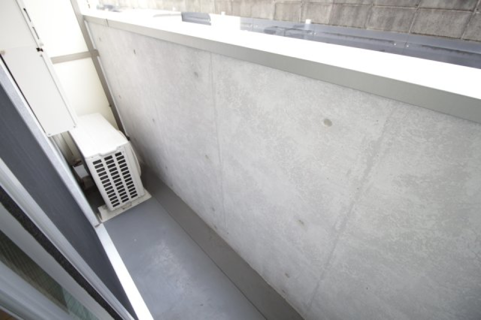 暖かな日差しのふりそそぐバルコニー。
 ※写真は別室です