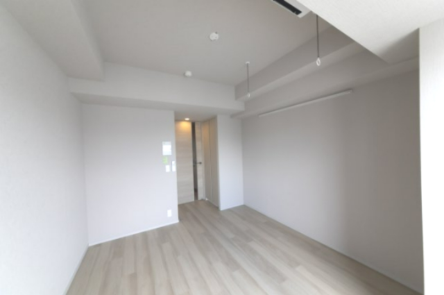 グレーの木目調のフロアが採用されています。※参考写真