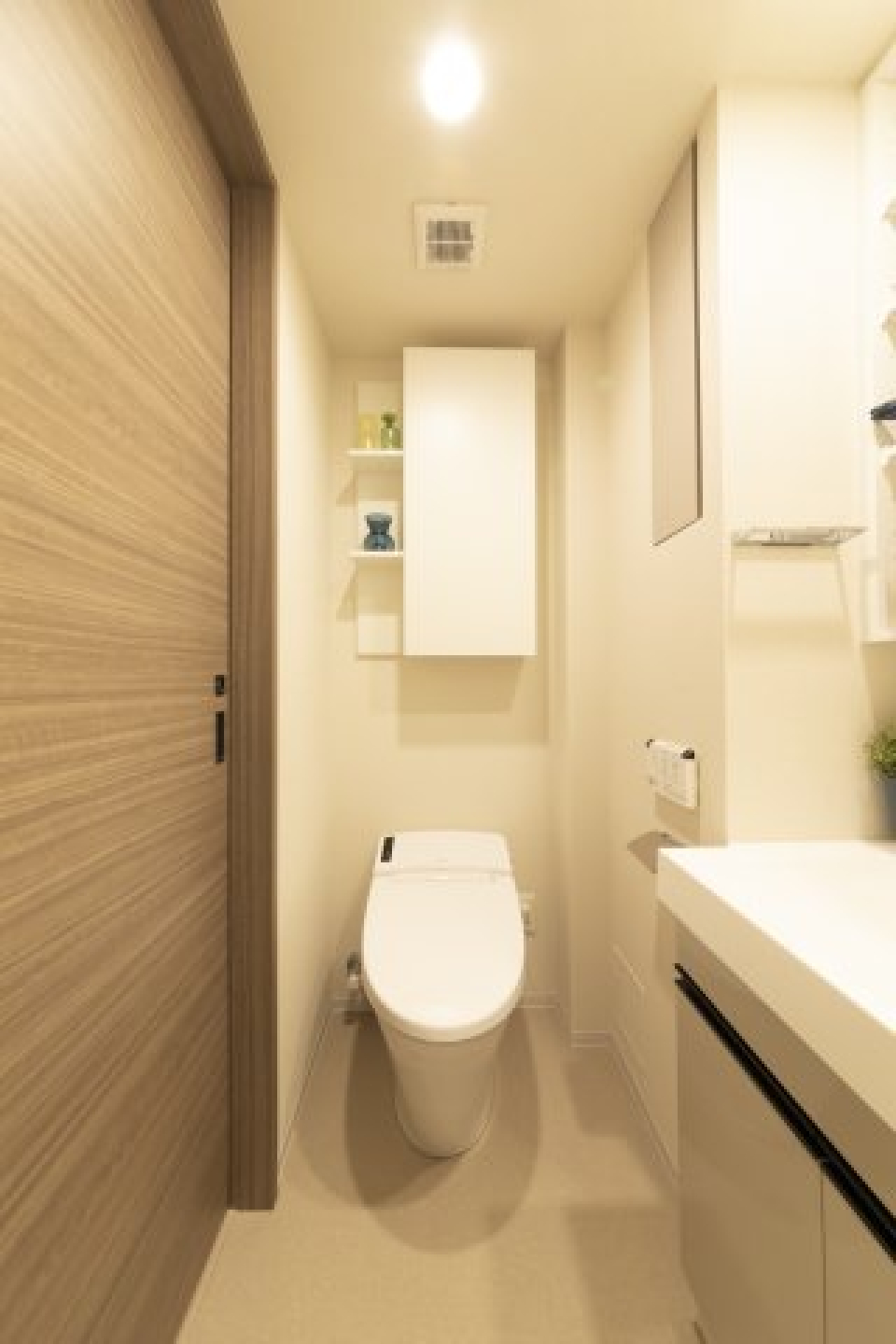 トイレの上に収納があるので日用品をストックすることができます。※参考写真