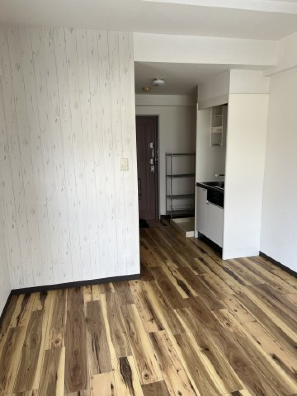 ビンテージ風の床が存在感のあるお部屋にしています。