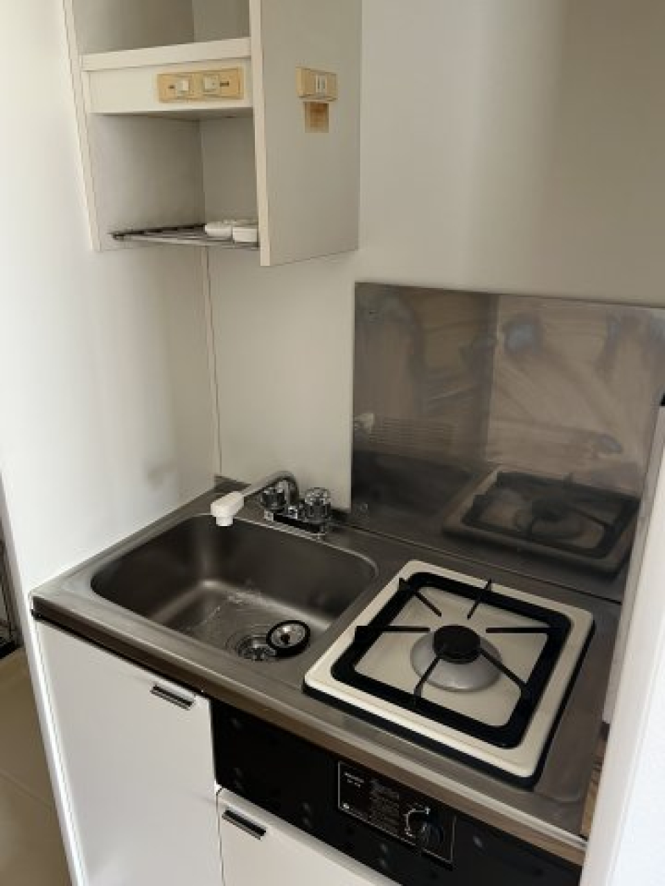 １口のガスコンロです。簡易調理か外食で済ましちゃいましょう！