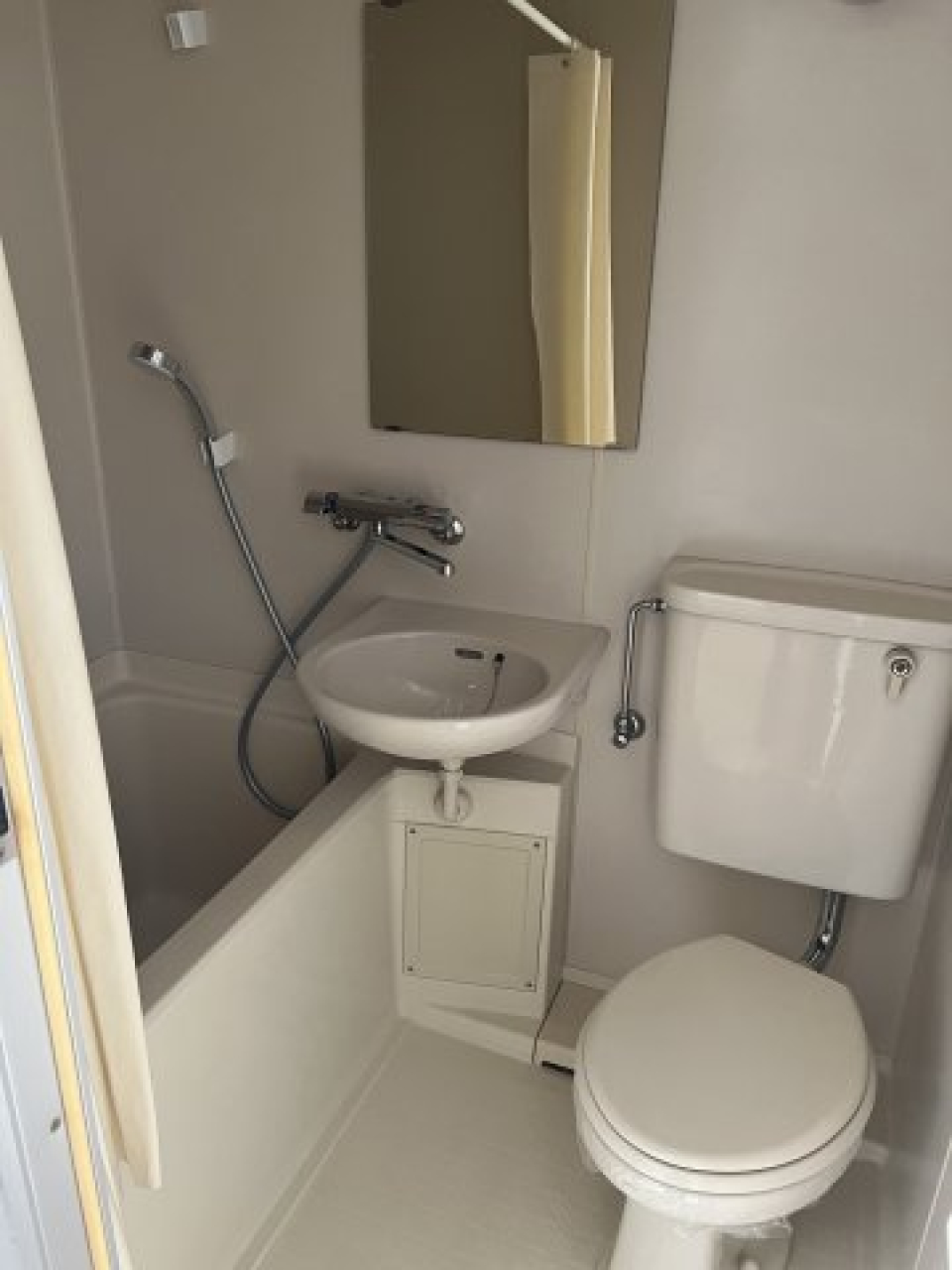 きゅっとまとまった３点のユニットバス。