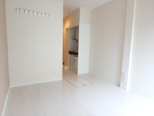 クローゼットが付いていないので収納の追加が必要です。