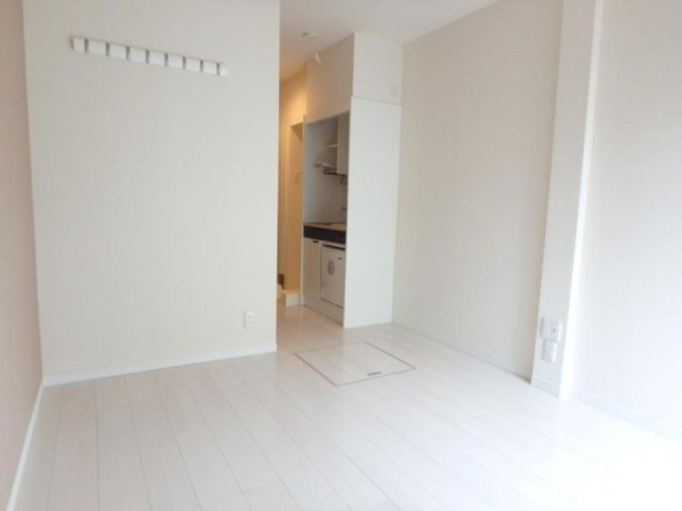 クローゼットが付いていないので収納の追加が必要です。