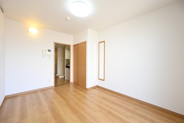６．７帖のナチュラルなフローリングが広がる洋室です。