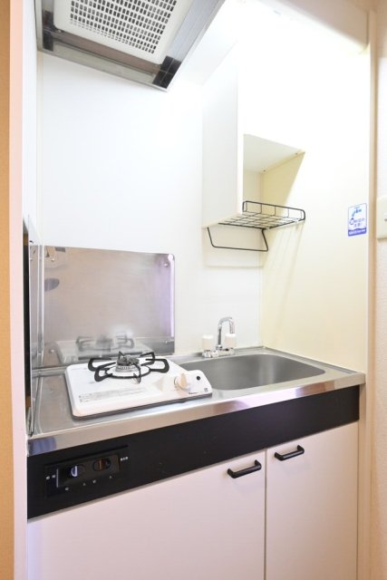 1口ガスコンロのシンプルなキッチンで、簡易調理に向いています。