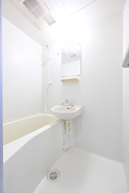 白くまとめられた清潔な浴室です。