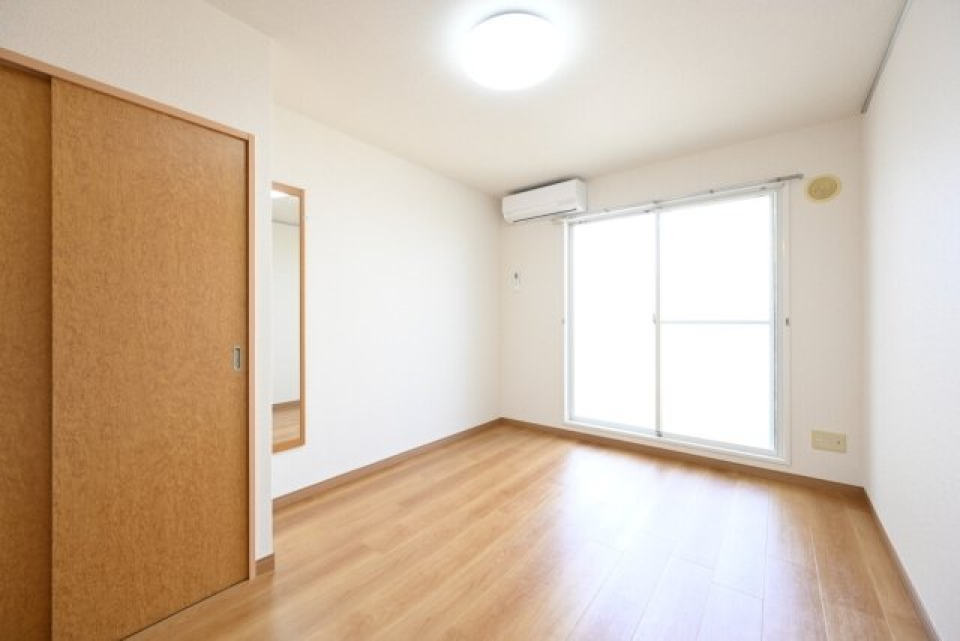 収納の右横には…