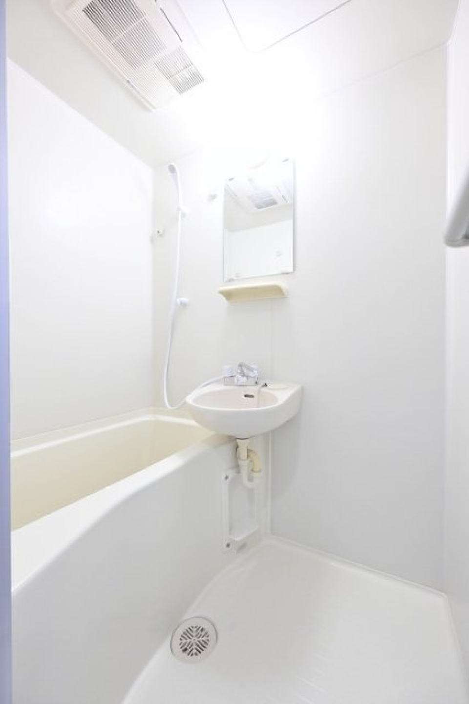 白くまとめられた清潔な浴室です。