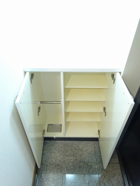 ひとり暮らしにはちょうどいいサイズのシューズボックスです。