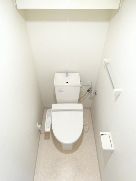 トイレ上には収納があって日用品をストックできます。