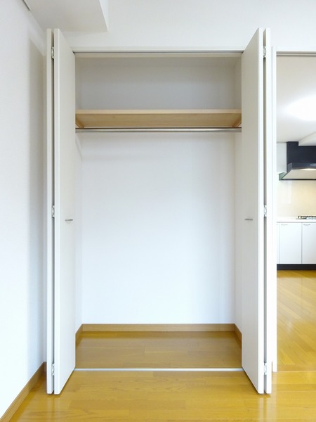 長い丈の衣服も掛けられる収納です！