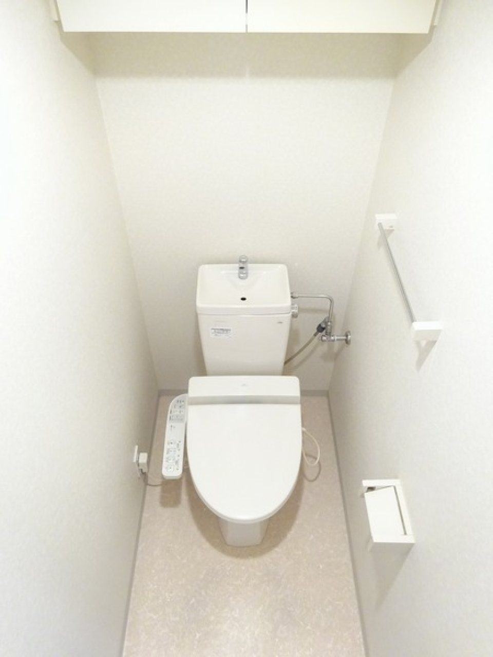 トイレ上には収納があって日用品をストックできます。