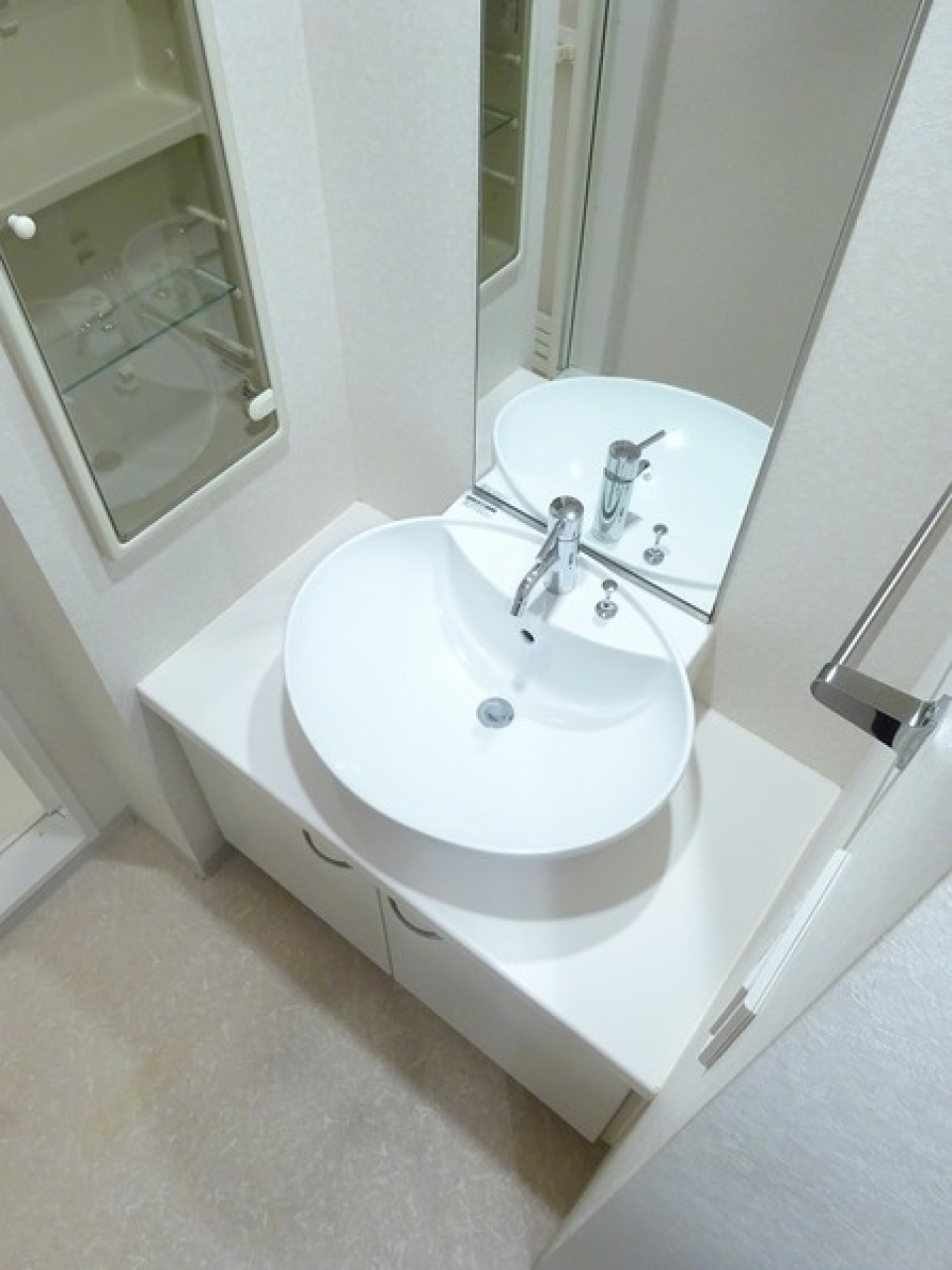 丸いボウルがかわいらしい洗面台。