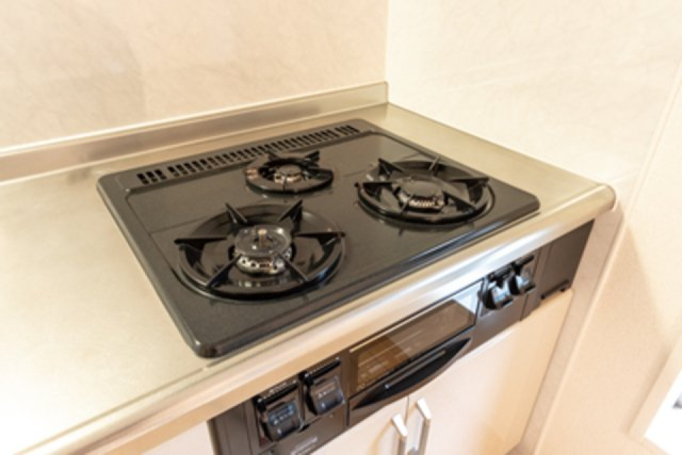 3口のガスコンロ付きです。
※写真は同タイプ住戸です。