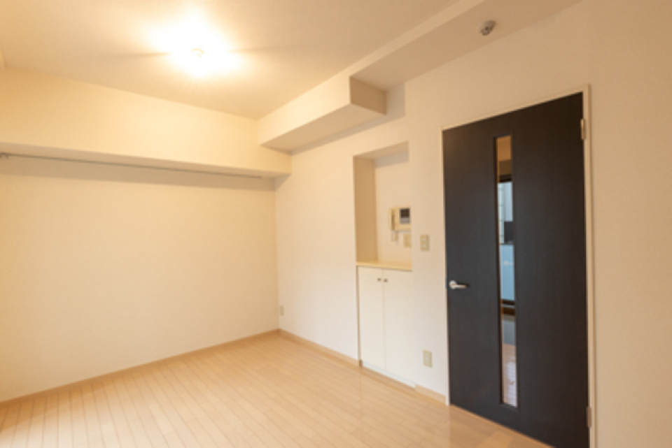 9.1帖のリビングダイニングです。ホワイトベースの明るい印象に、黒の扉がアクセントになりカッコいいです。
※写真は同タイプ住戸です。