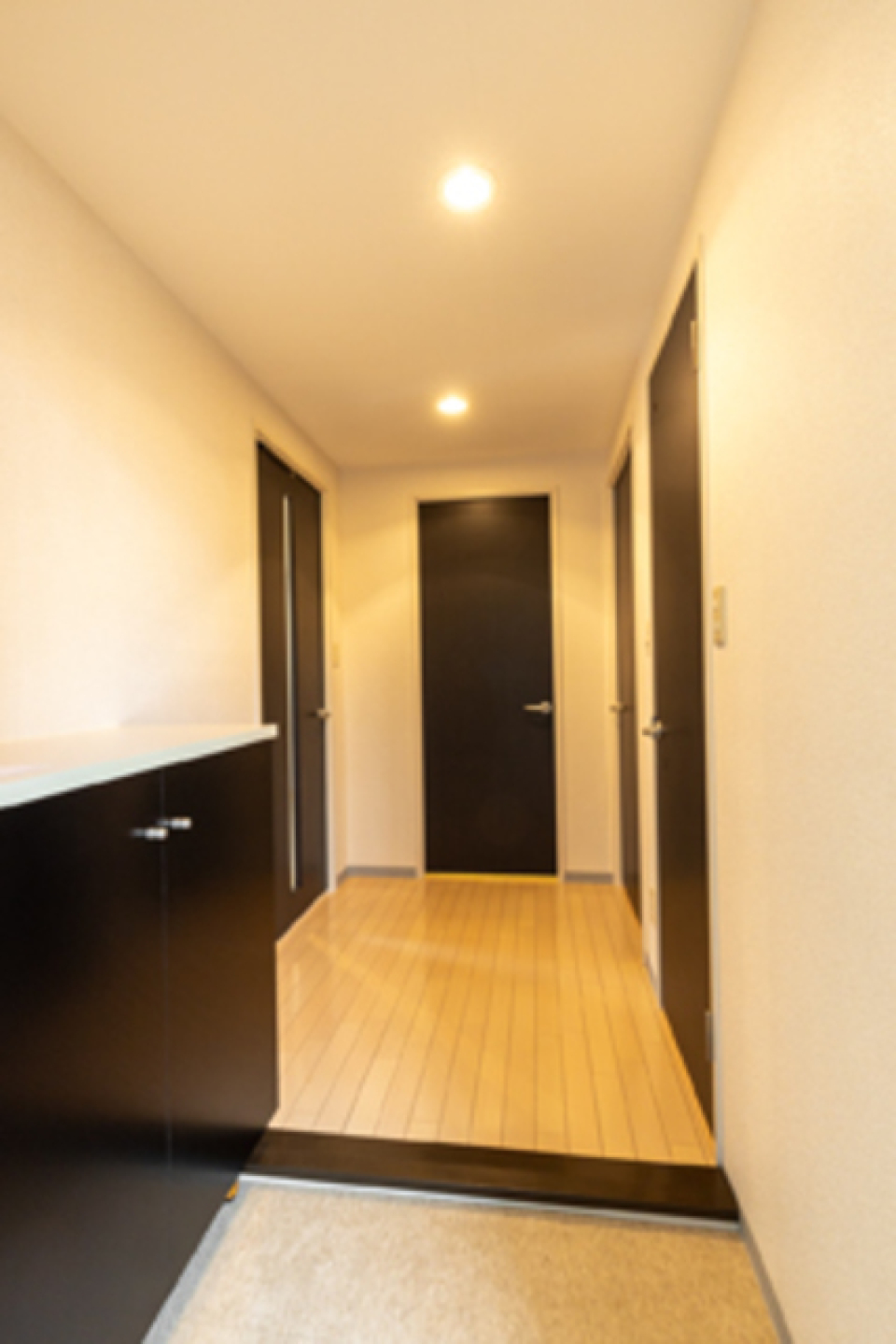 玄関には下足入れが付いています。お部屋までの動線が広々としているので、荷物が多い方でも安心です。
※写真は同タイプ住戸です。