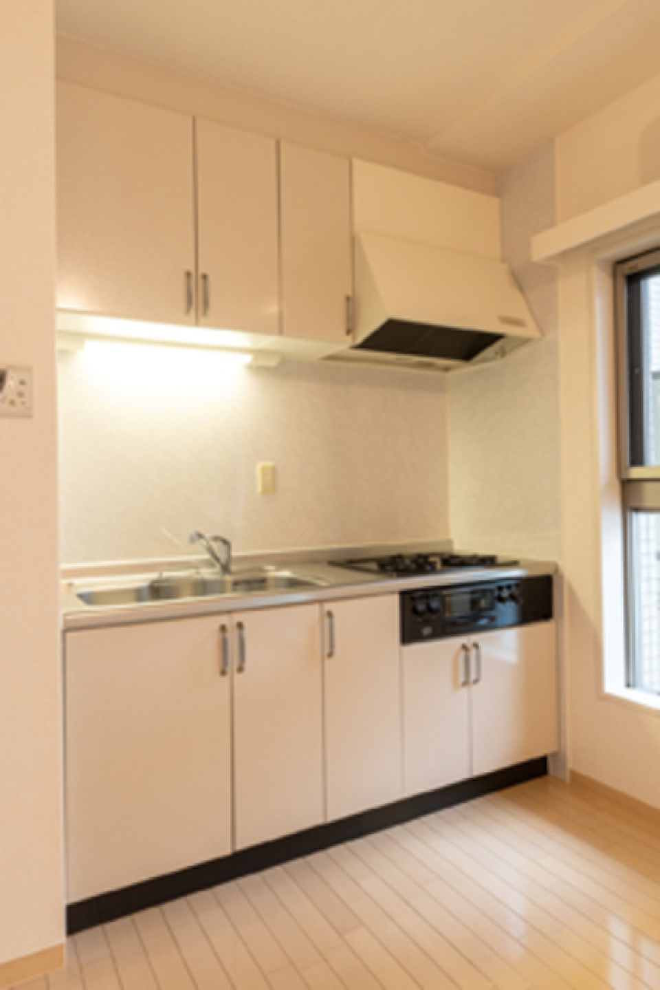 キッチンはリビングの雰囲気に合わせた色合いで、清潔感があります。
※写真は同タイプ住戸です。