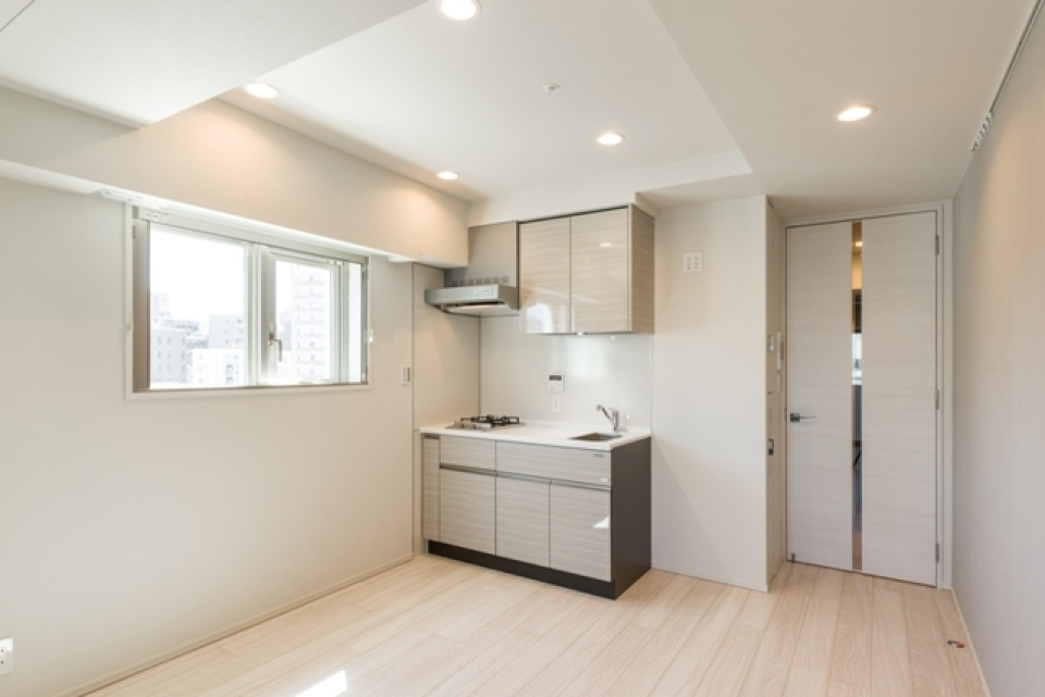 キッチンもお部屋のレイアウトを邪魔しない優しい色味。2口コンロのキッチンです。
※写真は同タイプ住戸です。