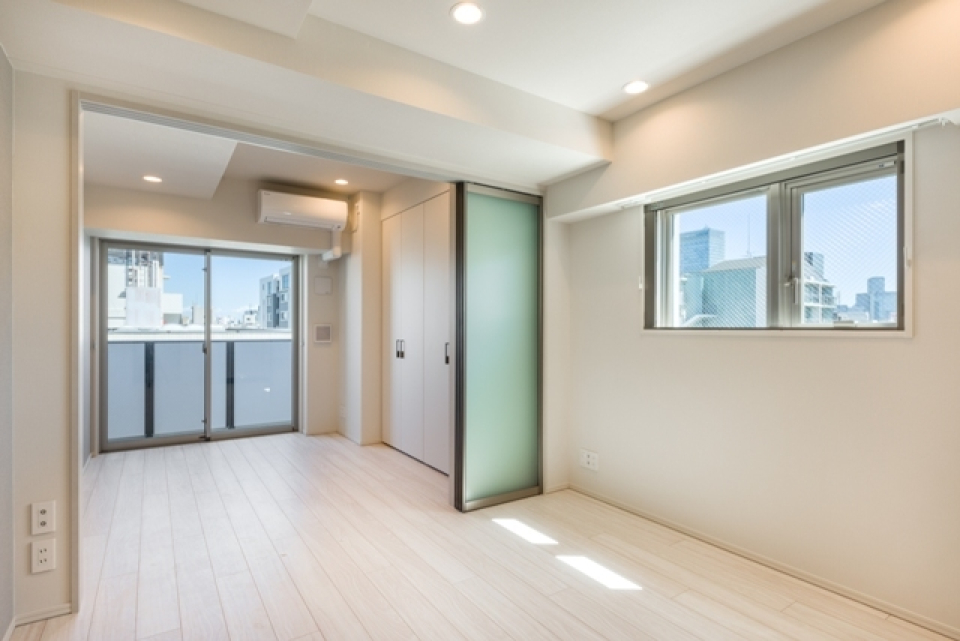 優しい色合いのお部屋がダイニングからベッドルームまで続き、お部屋全体が広く、開放的に見える空間になっています。
※写真は同タイプ住戸です。