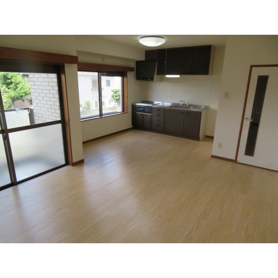 14帖のリビングダイニングです。落ち着いたカラーで統一されており、実家のような居心地の良さです。