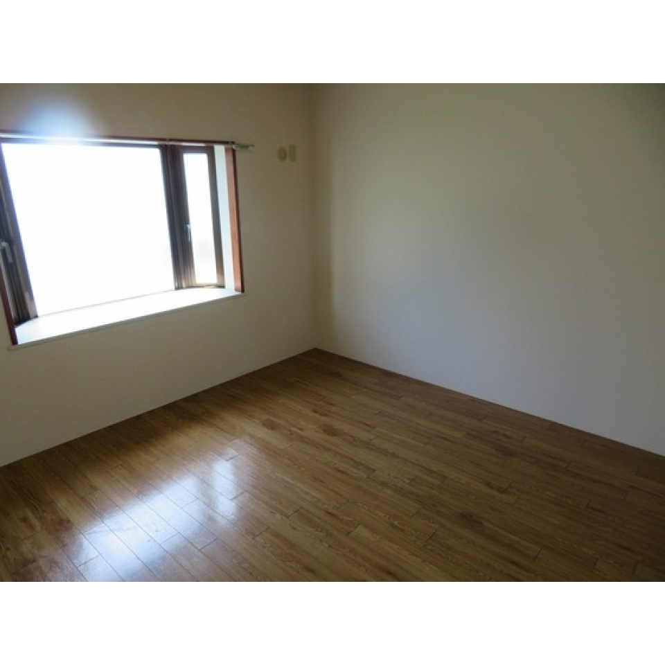 8帖の洋室です。出窓付きで開放感がプラスされています。