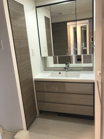 独立洗面台は端から端までの鏡で広々使用できます。