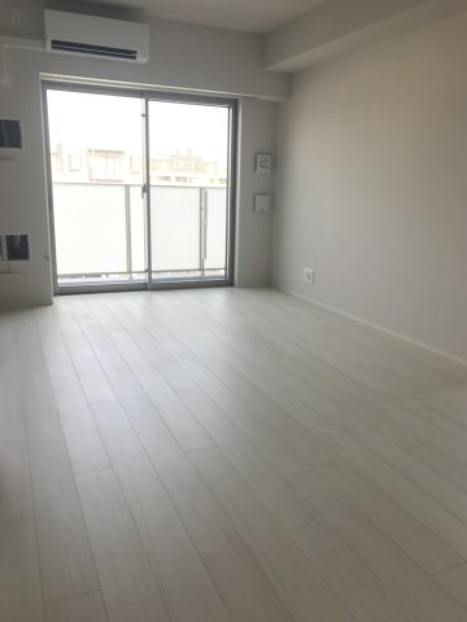 2LDKの間取りです。白とグレーの色合いがこなれ感を演出。