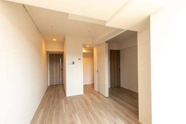 ９．７帖のLDKと３．４帖の洋室は可動式のスライドドアで空間を区切ることができます。※写真は同タイプ住戸です。